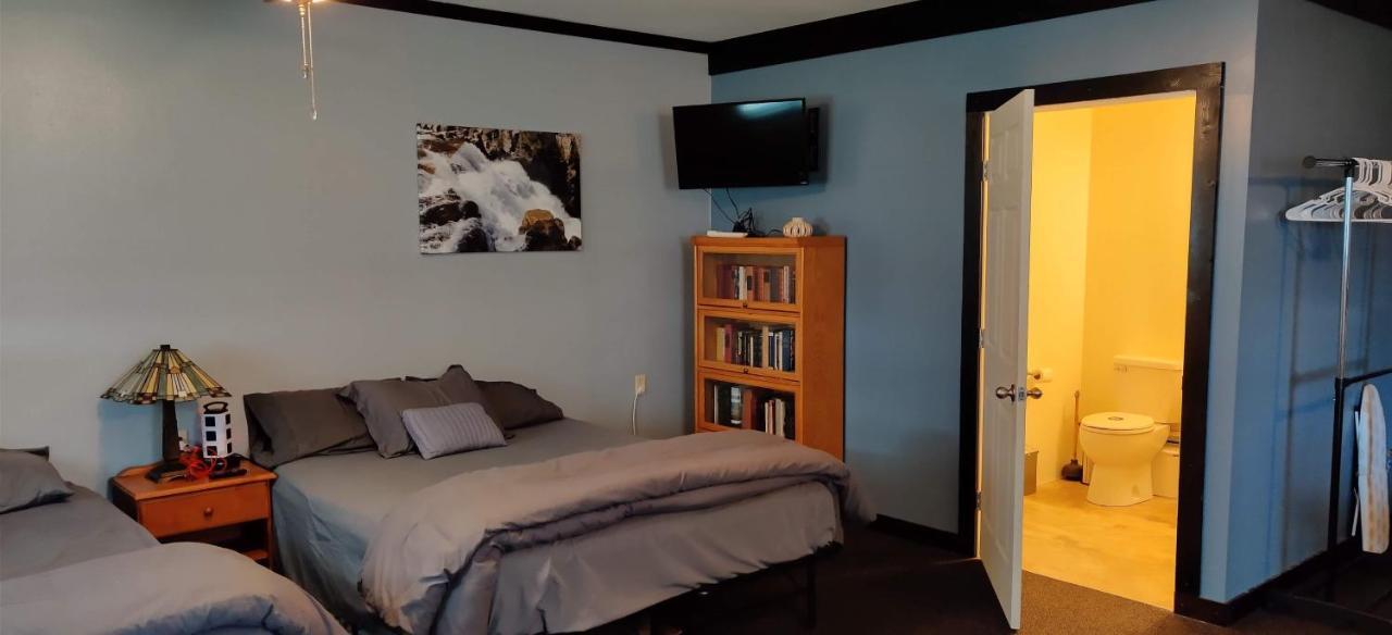 Becker'S Private Studio 2 Queen Beds, 1 Futon With A Great Back Yard! Обърн Екстериор снимка